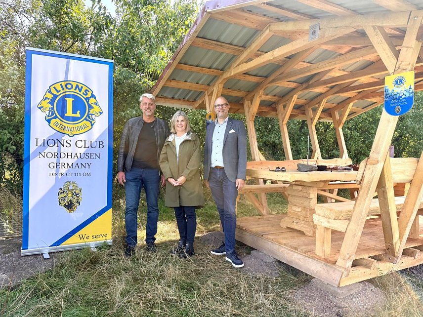 Bild: Der Lions Club &uuml;bergab gestern die neue Waldschenke in Harztor ihrer Bestimmung