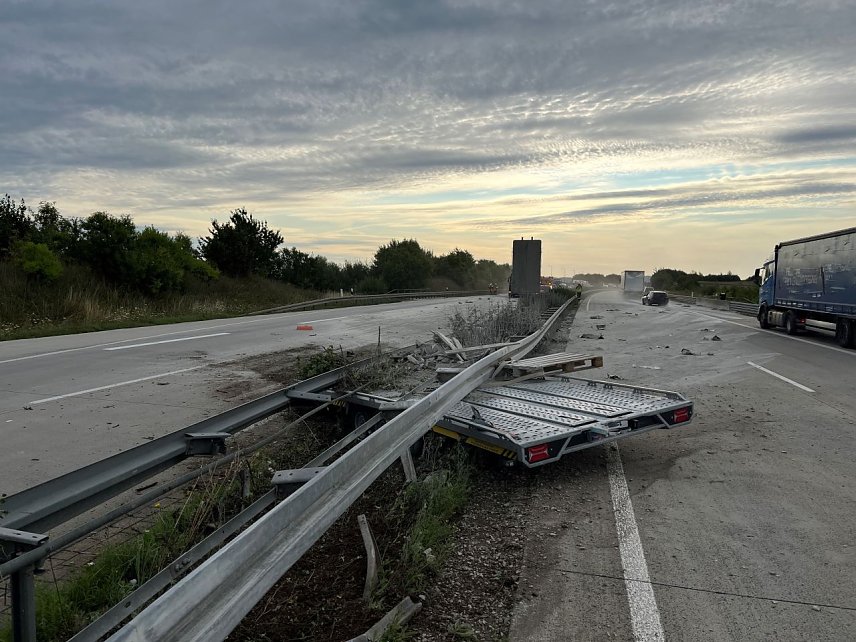 Bild: Abg&auml;ngiger Anh&auml;nger auf der A38
