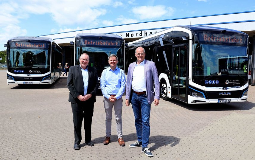 Bild: Thorsten Schwarz, Gesch&auml;ftsf&uuml;hrer der Verkehrsbetriebe Nordhausen, Marcel Hardrath, Fachgebietsleiter Beteiligungen und &Ouml;PNV, Landrat Matthias Jendricke mit drei der neuen E-Busse.