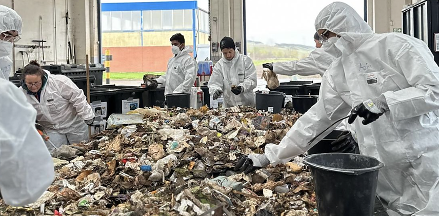 Bild: Wenn Wissenschaftler im M&uuml;ll w&uuml;hlen - im Landkreis wurde eine Hausm&uuml;llanalyse durchgef&uuml;hrt