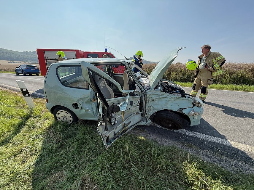 Bild: Unfallfahrzeug auf der Landstra&szlig;e bei Kleinfurra