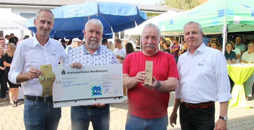 Bild: Die WBG S&uuml;dharz hat zum Hoffest wieder den Partner des Jahres gek&uuml;rt, diesmal waren es die Gebr&uuml;der Sch&auml;fer die ausgezeichnet wurden, v.l.: Sven D&ouml;rmann, Ralf und Jens Sch&auml;fer und Steffen Loup