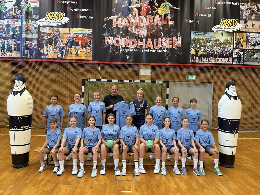 Bild: Neue Outfits gab es f&uuml;r die Handballerinnen des NSV