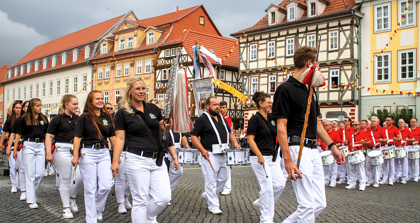 Bild: Musikalische Fahnenweihe zur gro&szlig;en Kirmes