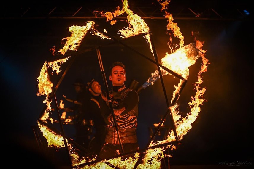 Bild: Im Feuerstern beim Flammenspektakel: Eventpuppets auf dem T&ouml;pfermarkt