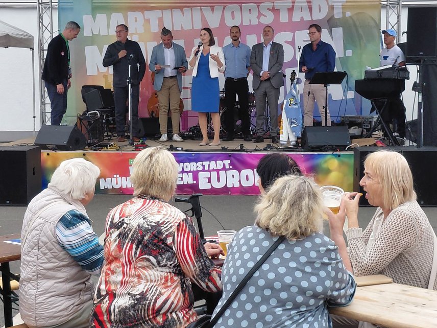 Bild: Th&uuml;ringens Sozialministerin Katharina Schenk er&ouml;ffnet, umgeben von weiteren Ehreng&auml;sten, das Stadtteilfest in M&uuml;hlhausen 