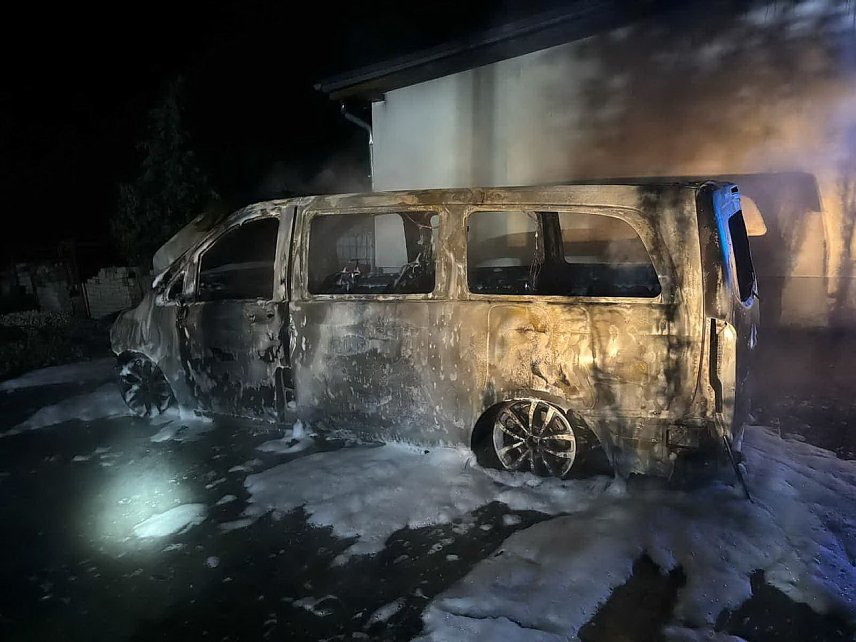 Bild: Ausgebranntes Fahrzeug in Otterstedt
