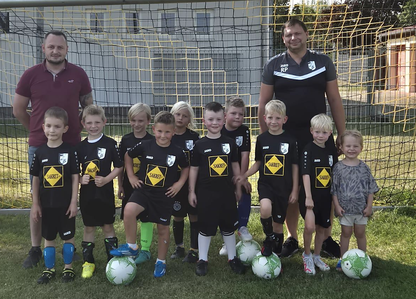 Bild: F&uuml;r die Bambinis geht es jetzt mit Sakret im R&uuml;cken auf das Spielfeld