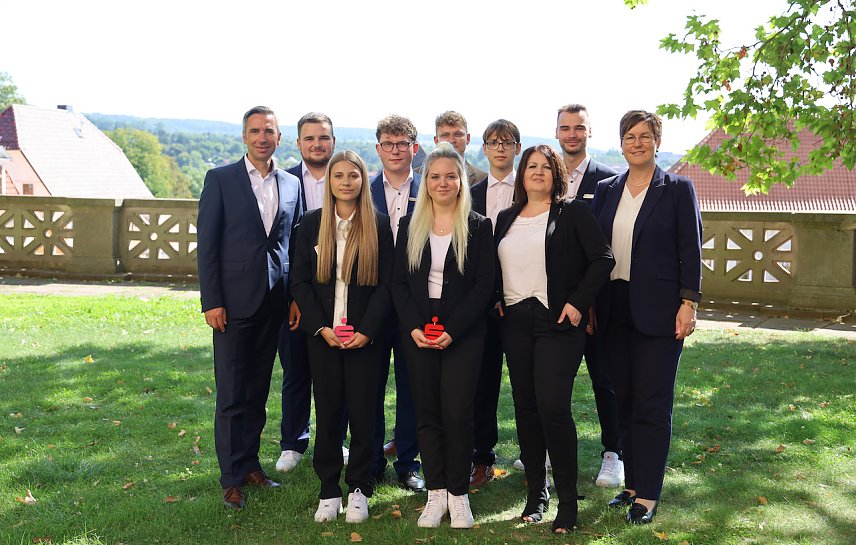 Bild: Vorstandsvorsitzenden der Kyffh&auml;usersparkasse Ren&eacute; Leipnitz  (li. 2. Reihe), dem Vorstandsmitglied Sindy Ritzke (vorne rechts), Personalreferentin Frau Deubner (2. von re. Vorne) und der Personalreferentin Franziska Deubner
