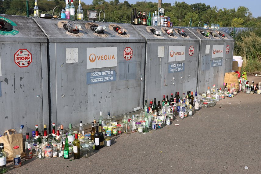 Bild: Glas wohin das Auge blickt -  die Container vor dem Herkules-Markt sind scheinbar regelm&auml;&szlig;ig &uuml;berf&uuml;llt