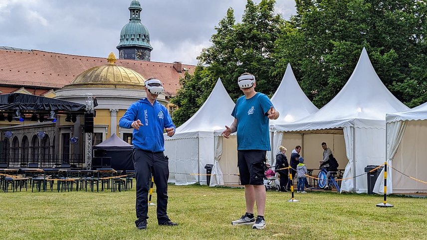 Bild: Der Hit bei Gro&szlig; und Klein: Dr 3D-VR-Simulatur bietet reale Abenteuer.