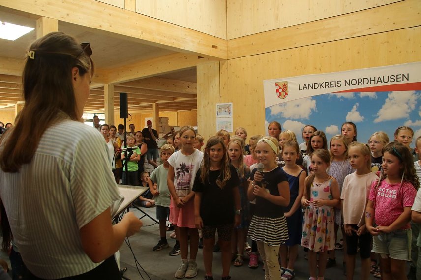 Bild: Die Grundsch&uuml;ler gl&auml;nzten mit einem selbstgeschriebenen Lied zum Schulbau und bekamen f&uuml;r ihren Auftritt tosenden Applaus
