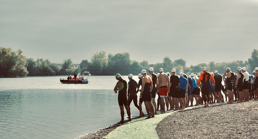 Bild: Triathleten an den Start