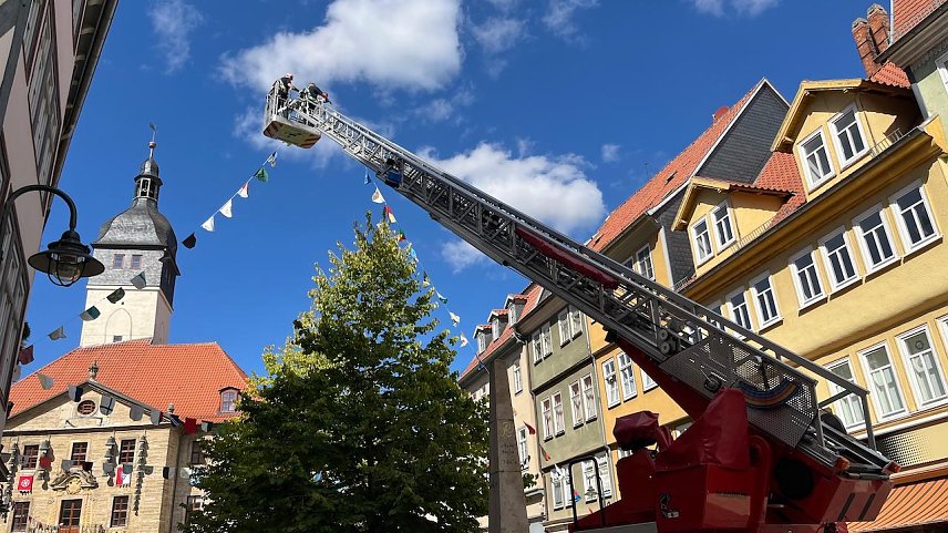Bild: Seit heute wird die Innenstadt in einen mittelalterlichen Marktflecken verwandelt und bunt geschm&uuml;ckt 