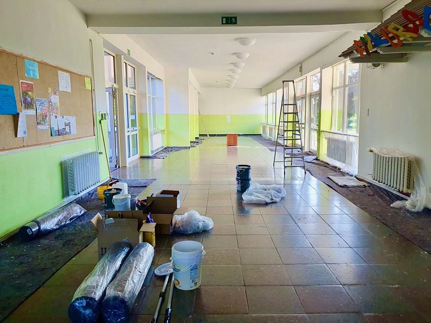 Bild: Alles bereit f&uuml;r den neuen Anstrich: an der Regelschule in Niedersachswerfen wurde in der letzten Ferienwoche Hand angelegt