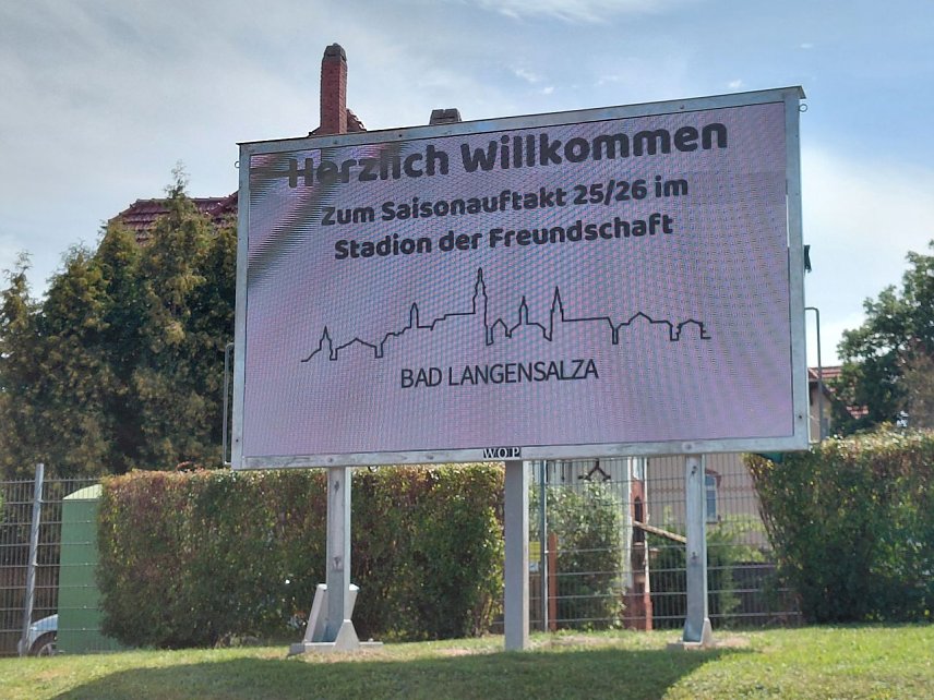 Bild: Die neue Anzeigetafel im Stadion der Freundschaft begr&uuml;&szlig;t die G&auml;ste 