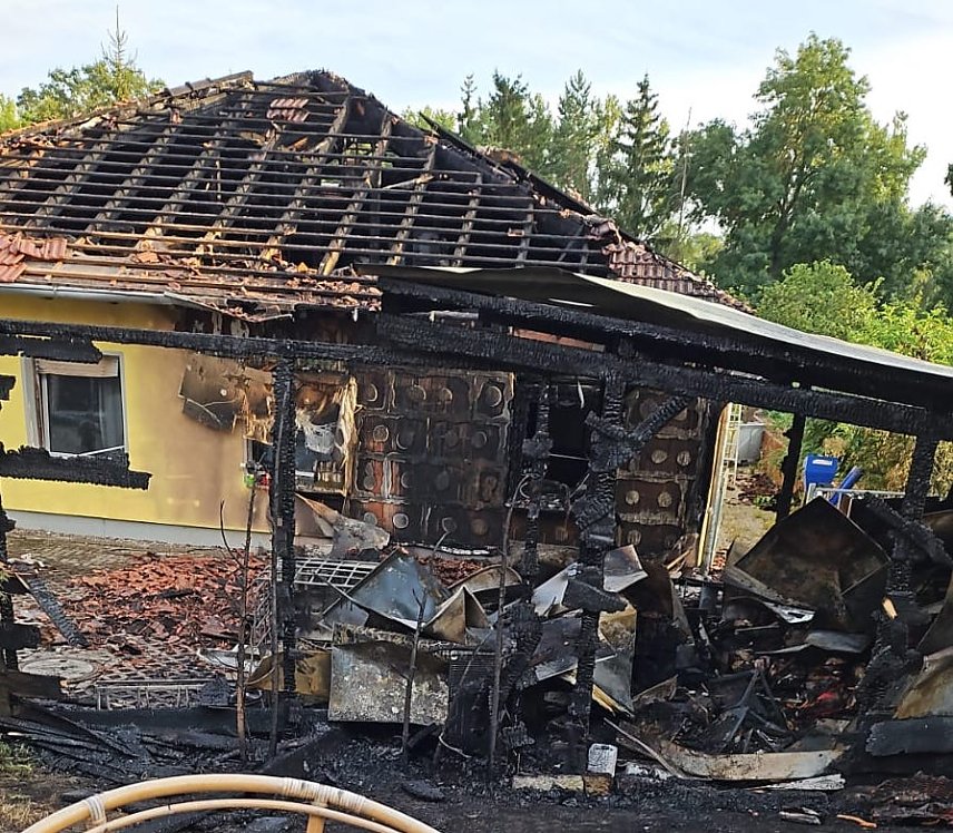 Bild: Das ausgebrannte Haus neben dem ausl&ouml;senden Carport heute Morgen