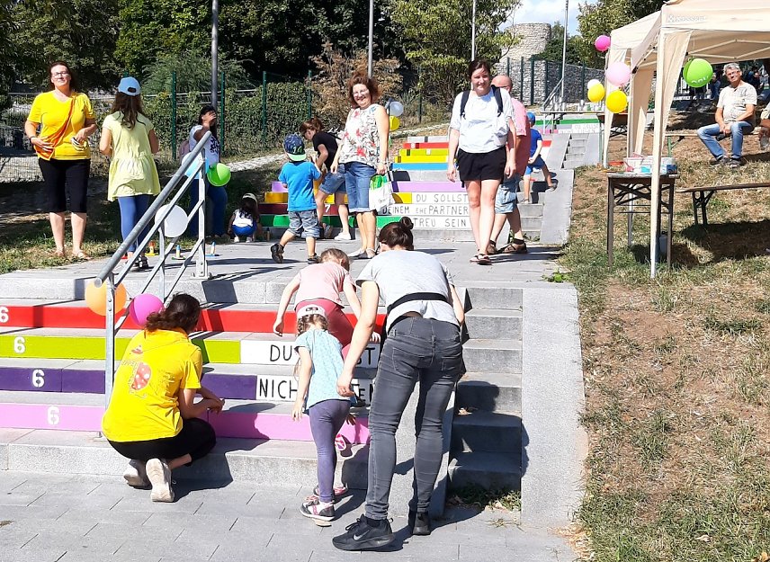 Bild: Treppenstufen werden bemalt