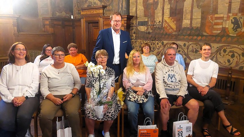 Bild: Ehrung f&uuml;r Ingrid Kollascheck und Tafel Team
