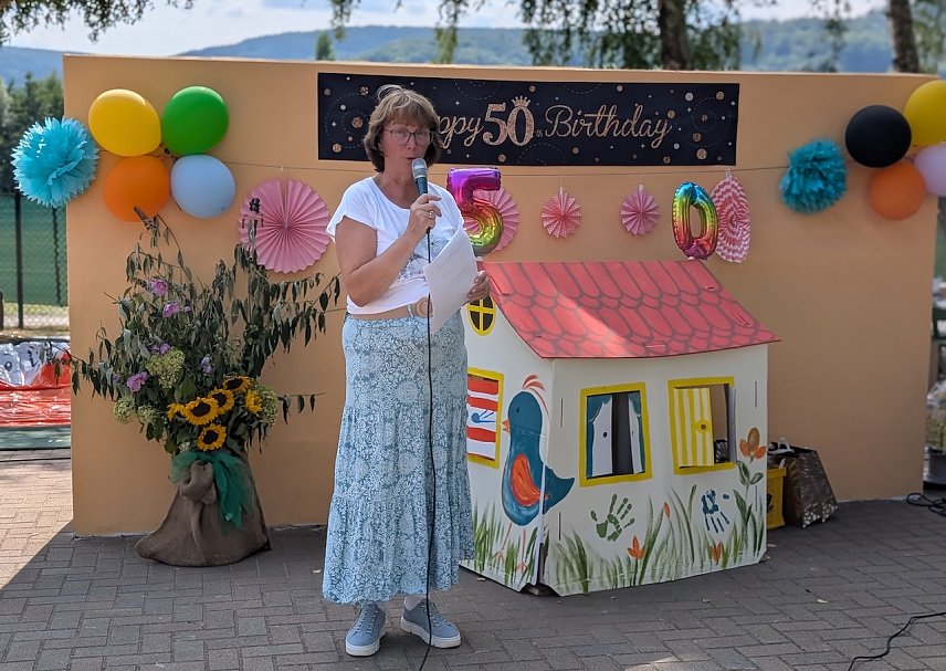 Bild: Kita-Leiterin Sabine Tesch begr&uuml;&szlig;te alle Kinder, Eltern und Ehreng&auml;ste zum gro&szlig;en Sommerfest anl&auml;sslich des 50. Geburtstages der Kita Pusteblume