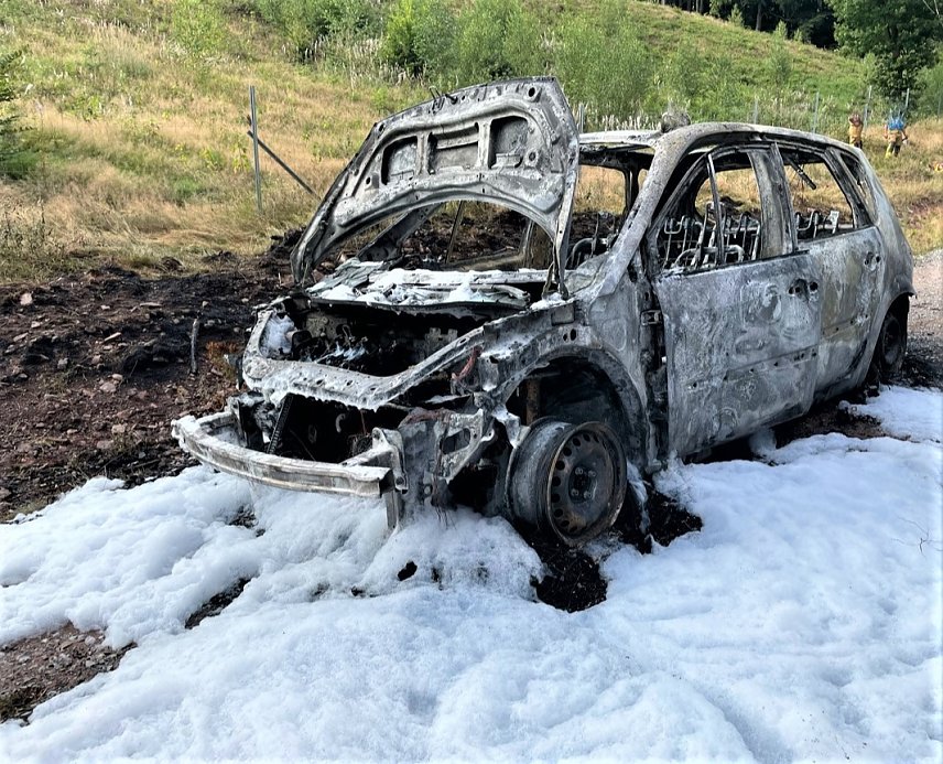 Bild: Ausgebranntes Auto in S&uuml;lzhayn