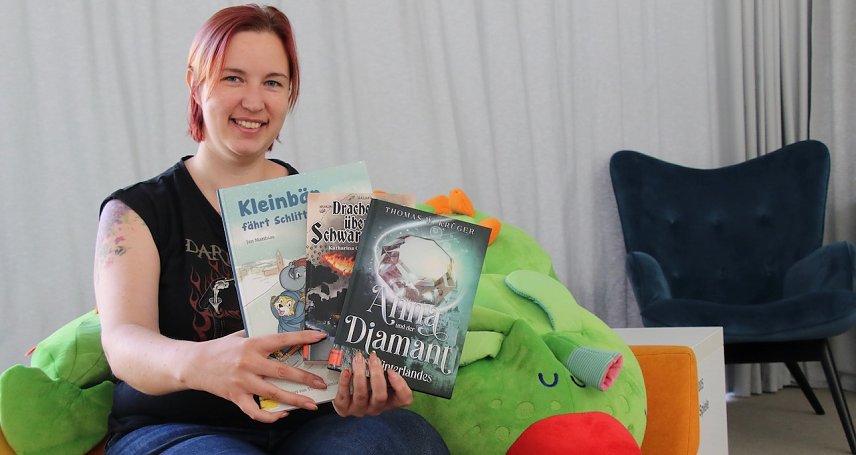 Bild: Marie-Kathrin Haase stellt die Neuigkeiten in der Stadtbibliothek vor