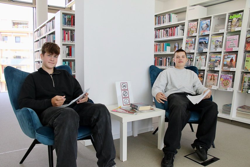 Bild: So lernt es sich gleich viel besser - die beiden Sch&uuml;ler aus Bleicherode haben es sich auf den neuen Lesesesseln gem&uuml;tlich gemacht