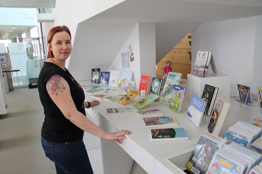 Bild: Die Leiterin der Stadtbibliothek Frau Haase freut sich schon auf die Kinderbuchmesse, eine paar Leseexemplare hat man schon vorbereitet