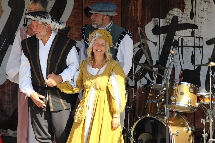 Bild: Landrat Thomas Ahke mit seiner Gemahlin beim 31. Mittelalterstadtfest in Bad Langensalza