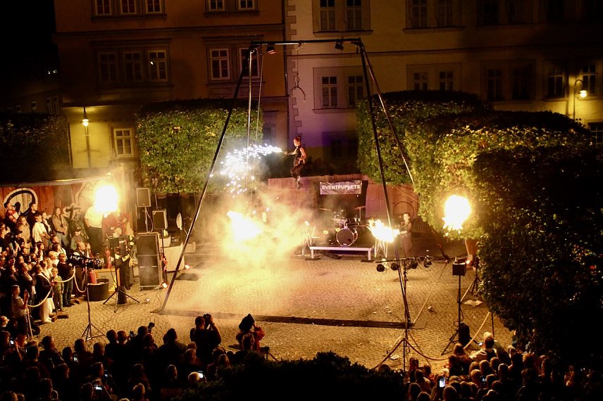 Bild: Der T&ouml;pfermarkt in mystischem Schein