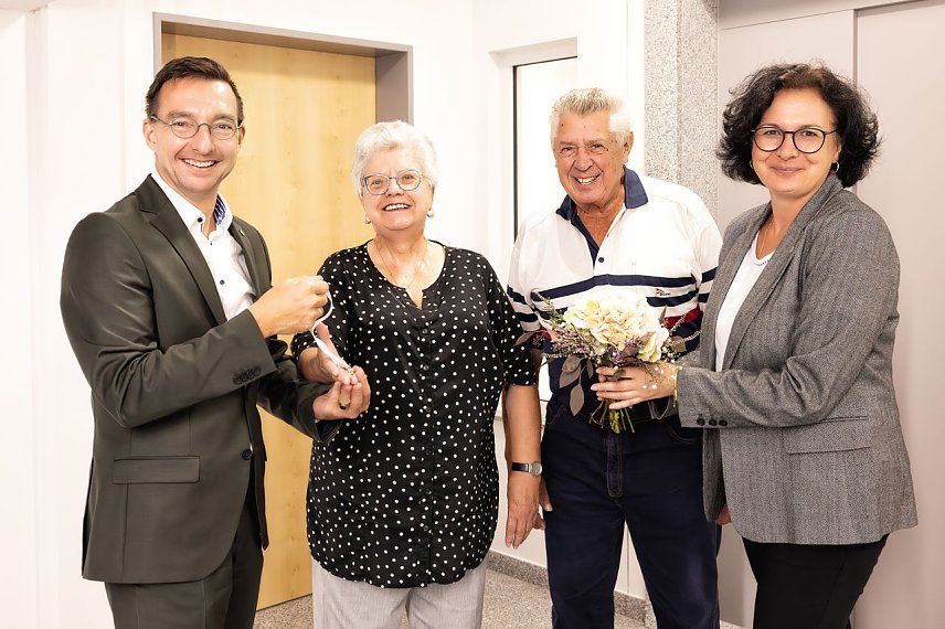 Bild: v.l.: Christian D&ouml;ring, Seniorenwerk Gesch&auml;ftsf&uuml;hrer, Gabriele und Manfred Buchholz sowie Sandra Hoche, B&uuml;roleitung Gesch&auml;ftsf&uuml;hrer: Herzlich willkommen - Als Erste zogen das Ehepaar Gabriele und Manfred Buchholz in ihr neues Zuhause im Erdgeschoss ein.   