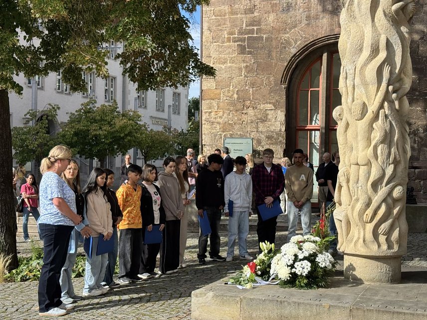 Bild: Kranzniederlegung vor der Stele am Rathaus