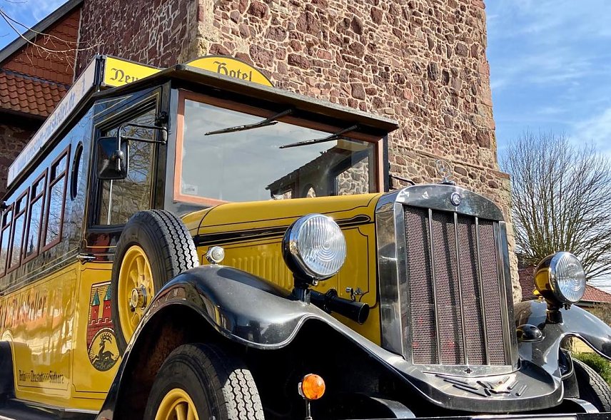 Bild: Der gelbe Oldtimer-Bus vom Ratskeller in Neustadt wird am Samstag anl&auml;sslich des 10. Garagenflohmarkts durch den Ort pendeln.