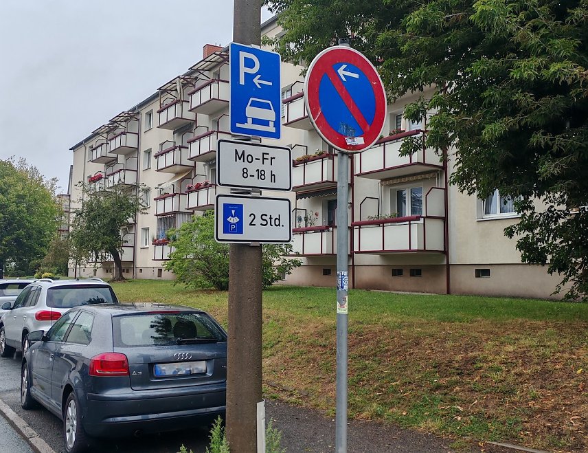Bild: Neue Parkplatzbeschilderung in der Wolfstar&szlig;e