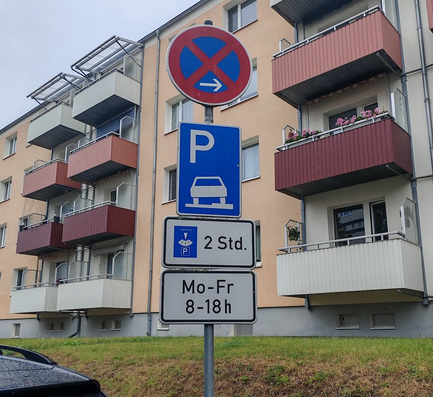 Bild: Parkplatzchaos in der Nordh&auml;user Wolfstra&szlig;e Teil 2