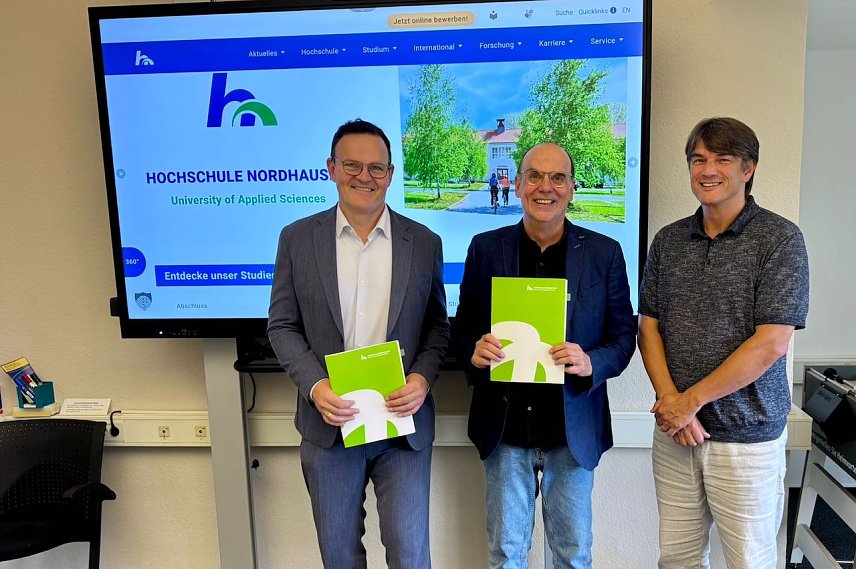 Bild: Vertragsunterzeichnung zwischen der Hochschule Nordhausen und der Franziskuswerk Akademie, vertreten durch Schulleiter Michael Kreisel, zur Verzahnung von Ausbildung und Studium im Bereich Heilp&auml;dagogik
