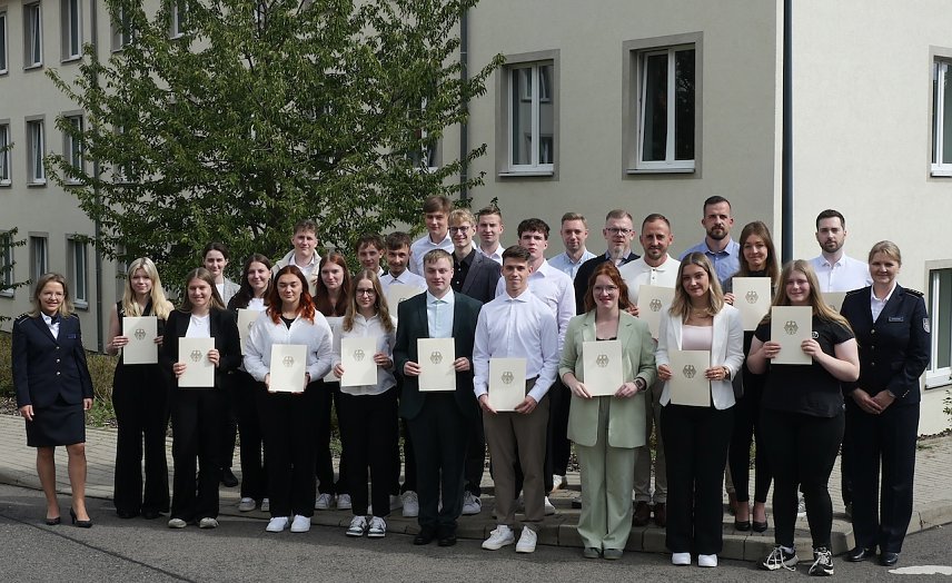 Bild: Die neuen Zollanw&auml;rter begannen Gestern in Erfurt ihre Ausbildung