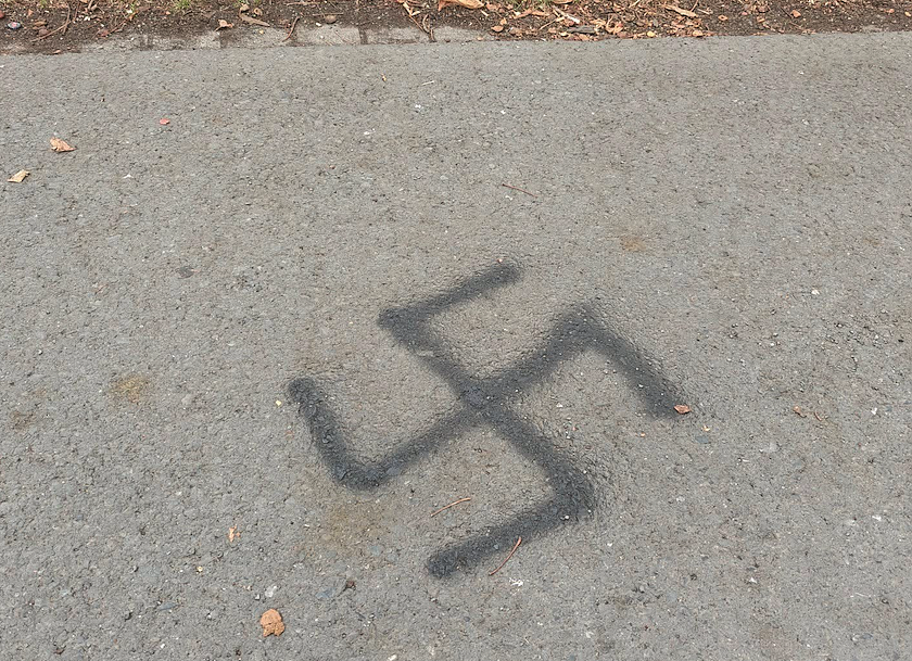 Bild: Hakenkreuz in der Uferstra&szlig;e