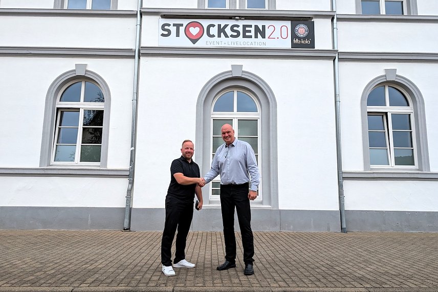 Bild: Fabian Fromm (li.) unterzeichnete mit B&uuml;rgermeister Steffen Grimm (re.) den Erbbaurechtsvertrag f&uuml;r das Klulbhaus Stocksen.