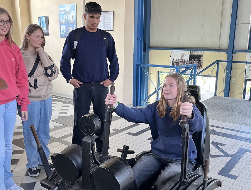 Bild: Sch&uuml;ler & Sch&uuml;lerinnen der &Ouml;stertalschule in der Maschinenhalle bei GSES