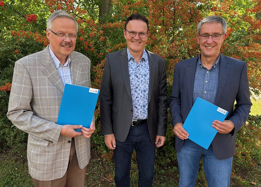 Bild: Mit der &Uuml;bergabe der Urkunden in den Ruhestand verabschiedet: Prof. Dr. J&ouml;rg Arnsmeyer (links), Hochschulpr&auml;sident Prof. Dr. J&ouml;rg Wagner (Mitte) und Prof. Dr. Bernd Schwien (rechts).
