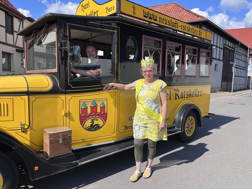 Bild: Als Garagenflohmarkt-Gr&uuml;nderin wurde Gabriele Neumeyer zur Jubil&auml;umsveranstaltung mit Sch&auml;rpe und Krone f&uuml;r ihre Verdienste rund um den Flohmarkt ausgezeichnet. Der Shuttle-Bus war dieses Jahr das erste Mal unterwegs.