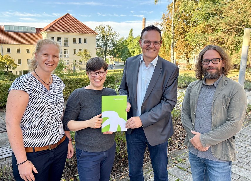 Bild: Unterzeichnung des Kooperationsvertrags zwischen der Hochschule Nordhausen und gehZEITEN gUG Chemnitz (v. l.): Yvonne Roscher, Michaela Kemper, Prof. Dr. J&ouml;rg Wagner und Friedrich Ederer.