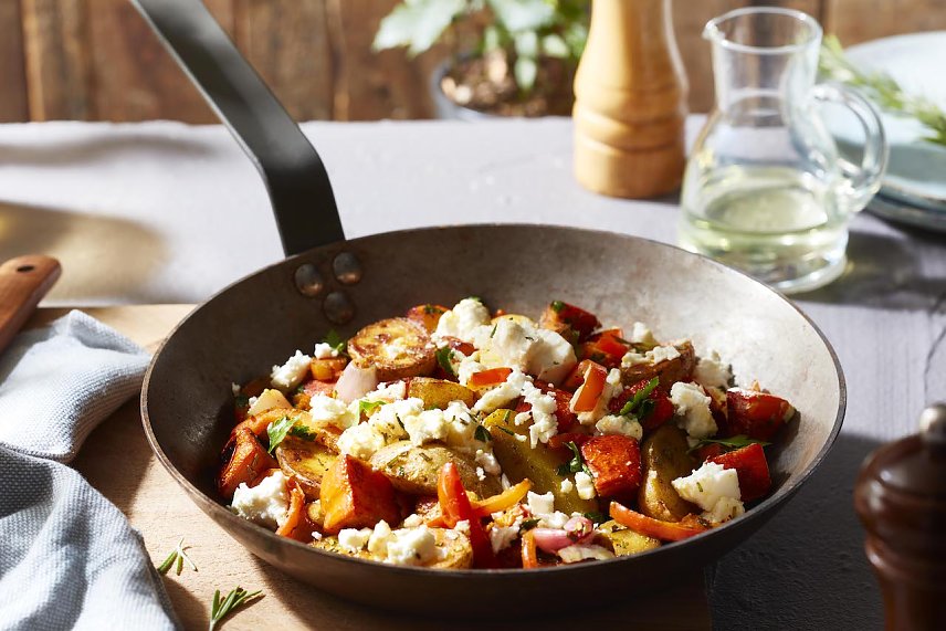 Bild: Immun-Booster mit Soulfood-Charakter: Die Kartoffel-K&uuml;rbis-Feta-Pfanne stimmt geschmacklich auf den Herbst ein und st&auml;rkt den K&ouml;rper mit wertvollen N&auml;hrstoffen.