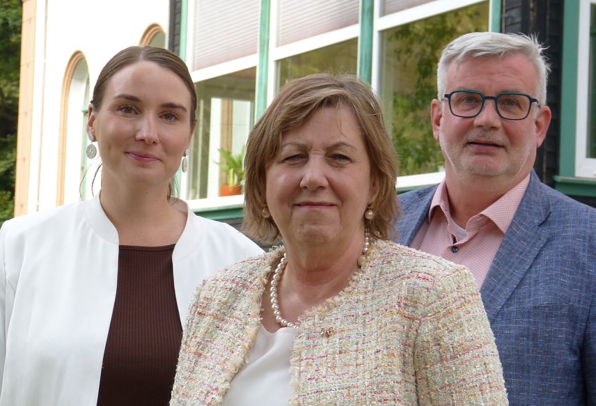 Bild: Th&uuml;ringens Ministerin Katharina Schenk nahm sich viel Zeit, trug detailliert vor und wollte Fotos mit Auszubildenden -Klassen, die weiter aktiv begleitet werden sollen. Im Bild: Martina R&ouml;der, Deutscher Pflegeverband DPV und Neanderklinik Harzwald sowie der I. Beigeordnete des Landrates vom LK Nordhausen, Stefan N&uuml;&szlig;le. Katharina Schenk ist die Th&uuml;ringer Ministerin f&uuml;r Arbeit, Soziales, Gesundheit, Frauen und Familie.