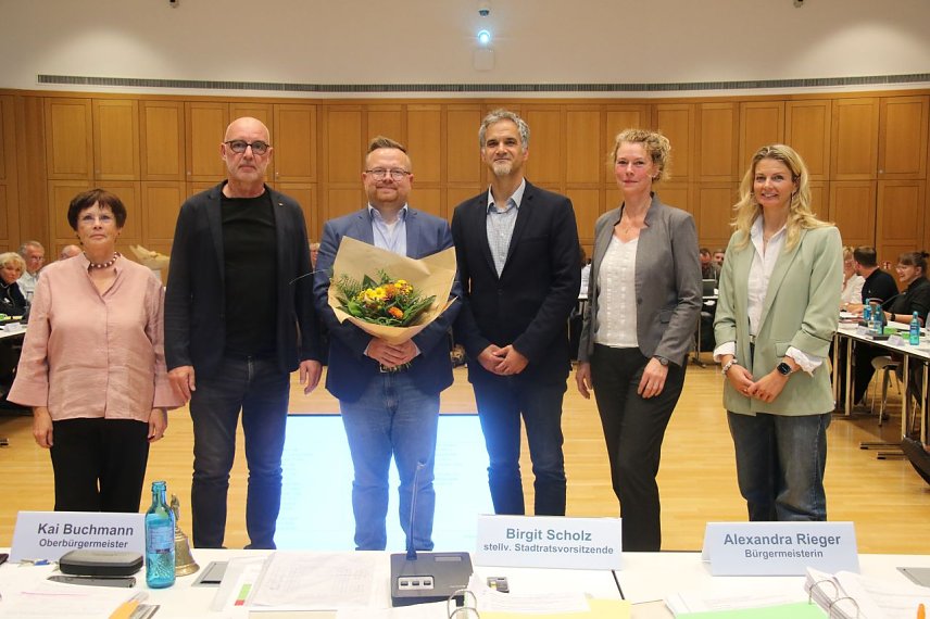 Bild: F&uuml;r Christian Lautenbach gab es zur Wahl zum Stadtratsvorsitzenden Blumen, den Vorsitz &uuml;bernimmt er beim n&auml;chsten Mal