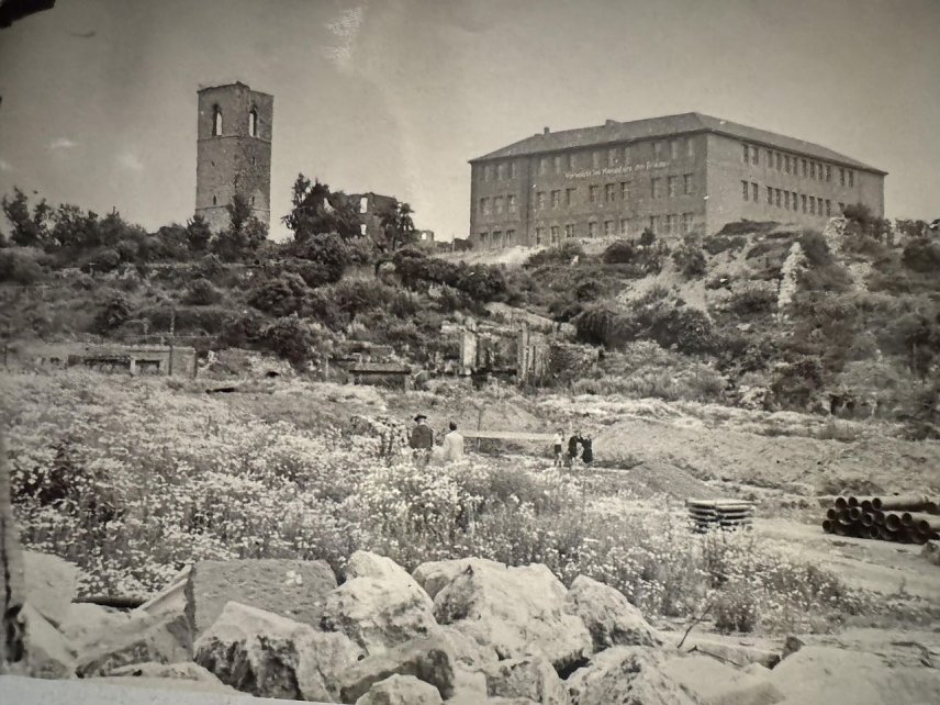 Bild: Blick auf die Petersbergschule in der Nachkriegszeit