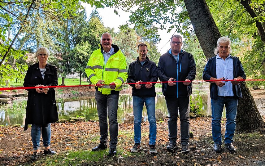 Bild: Susanne Pautz-Nissen, Fachbereichsleiterin Tiefbau und Gr&uuml;n der Stadtverwaltung Sondershausen (li.), B&uuml;rgermeister Steffen Grimm (2.v.li.), Bauleiter Thomas K&auml;stner (Mitte), Bauingenieur Stephan W&auml;chter und Rainer Gschwind, ehemaliger Ortsteilb&uuml;rgermeister, weihten gemeinsam die Parkteiche in Thalebra ein.