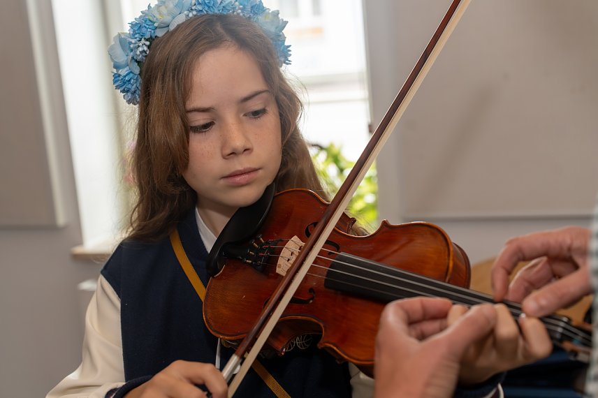 Bild: Instrumente erproben in der Kreismusikschule