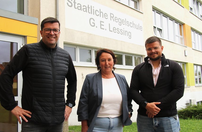 Bild: v.r.l. KSB-Chef Patrick B&ouml;rsch, die Schulleiterin Kati Fl&ouml;der und Sportlehrer Tobias Meyer